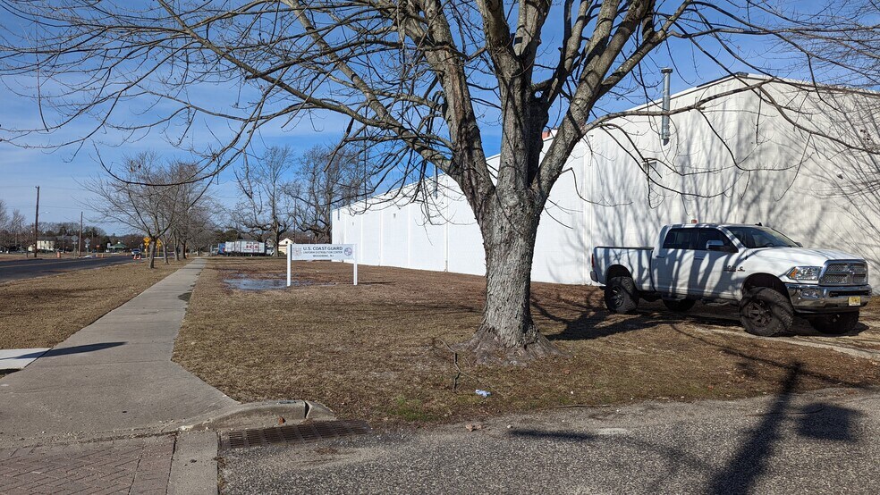 More Photos Of 717 Longfellow St, Woodbine Warehouse For Lease