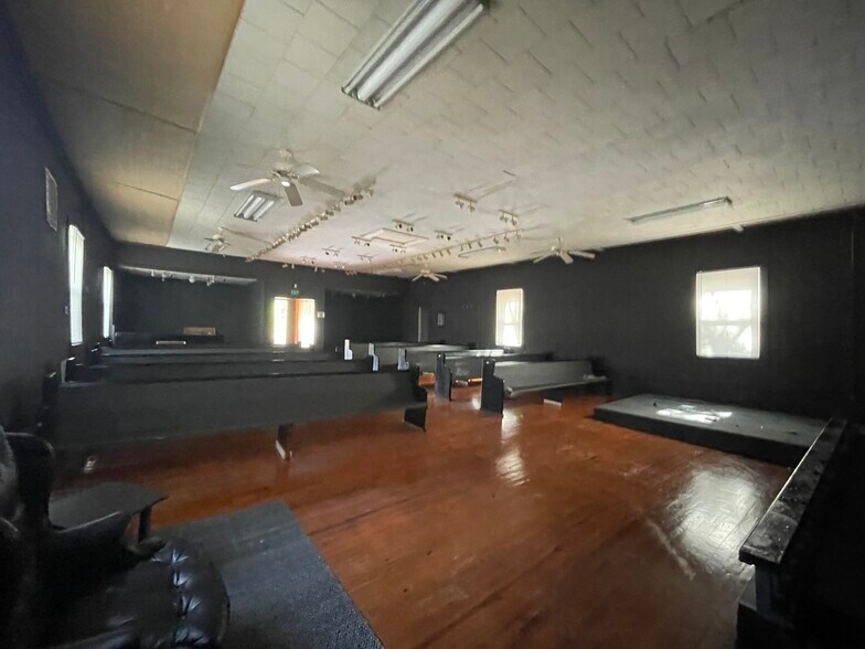 More Photos Of 109 Burney Rd, Seagrove Religious Facility For Lease