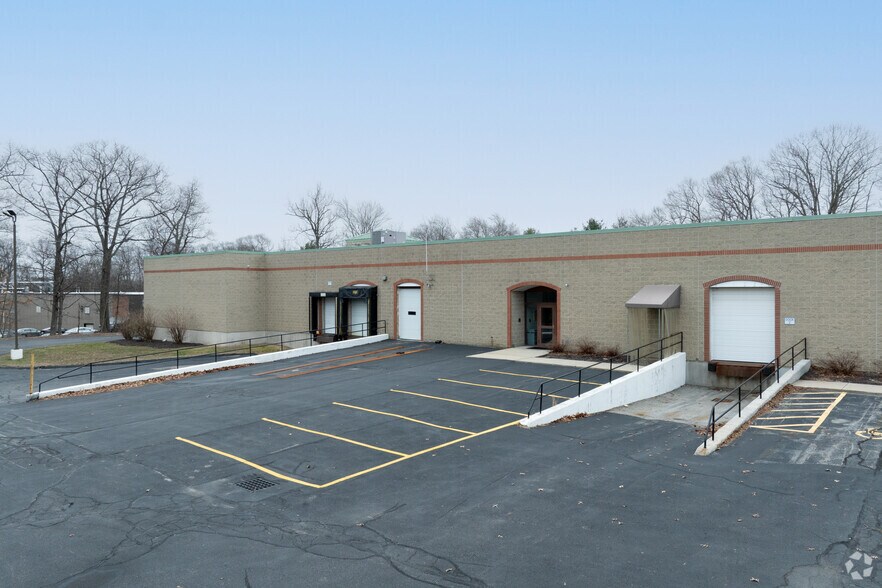 More Photos Of 14 Blackstone Valley Pl, Lincoln Manufacturing For Lease