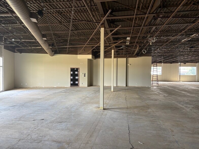 More Photos Of 6900 W Broadway Ave, Minneapolis Freestanding For Sale