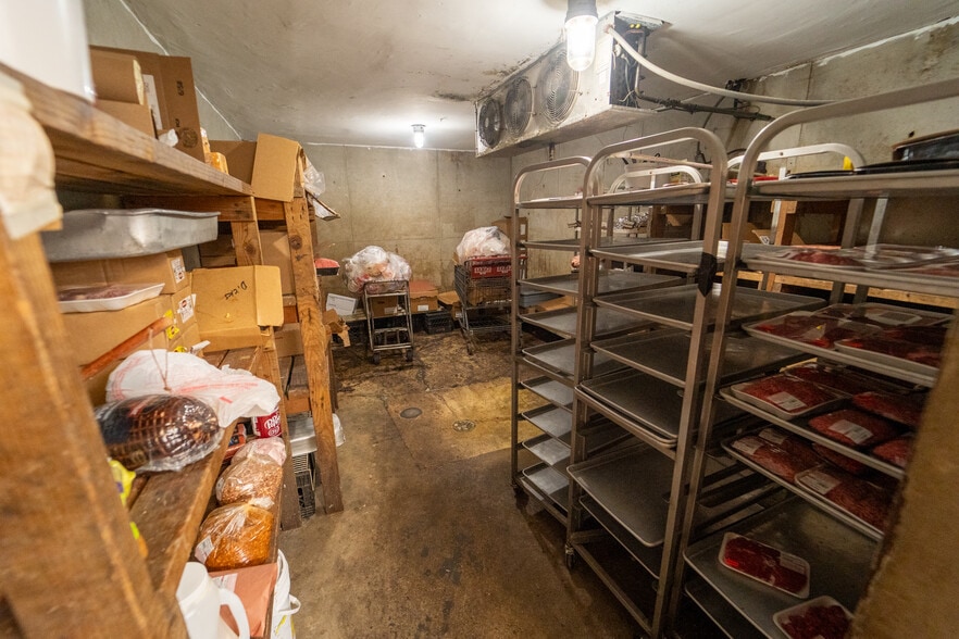 More Photos Of 1302 E Crestwood Dr, Victoria Storefront For Sale