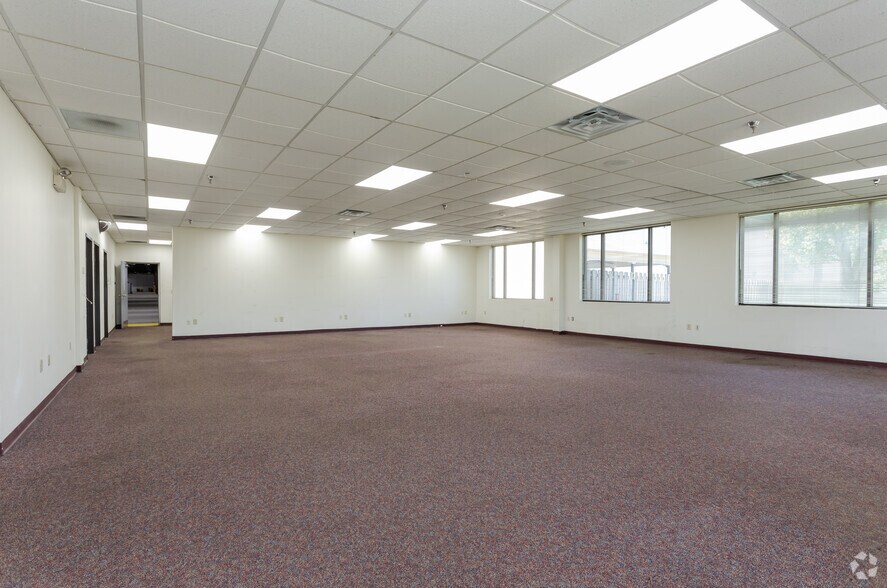 More Photos Of 4800 Corporation Dr, Fayetteville Distribution For Lease