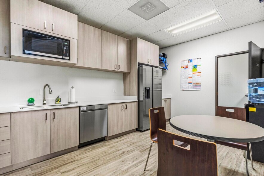 More Photos Of 2555 3rd St, Sacramento Office For Lease