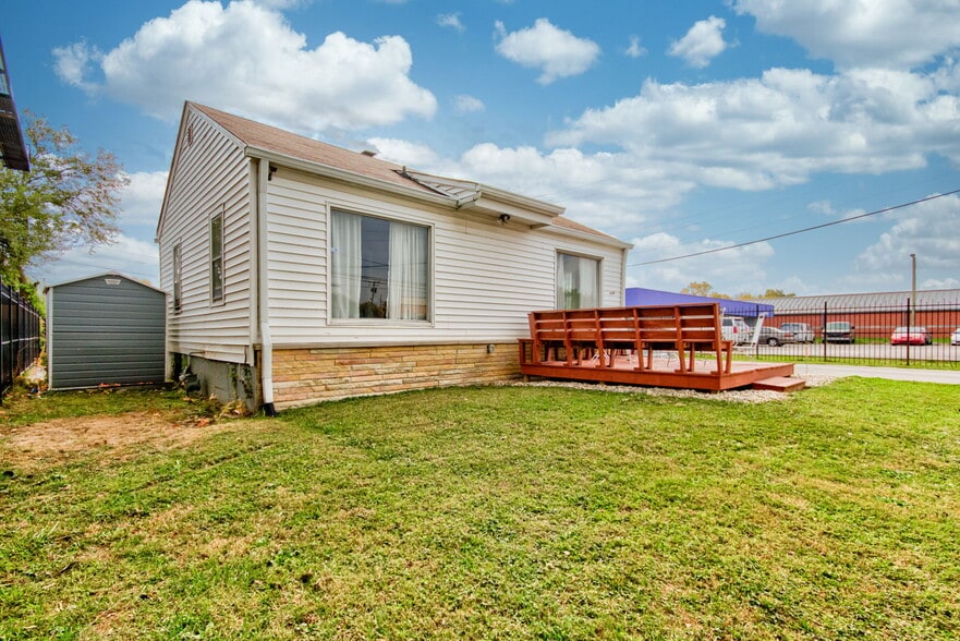 More Photos Of 4451 Old Allisonville Rd, Indianapolis Office For Sale