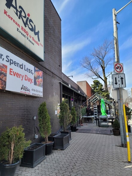 More Photos Of 584 Bloor St W, Toronto Restaurant For Lease