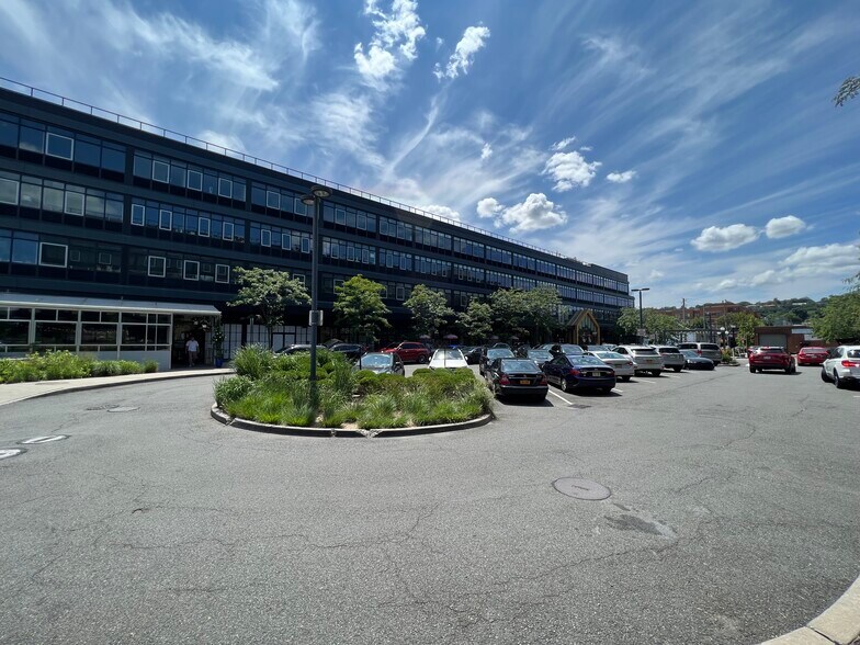 More Photos Of 8 Navy Pier Ct, Staten Island Apartments For Lease