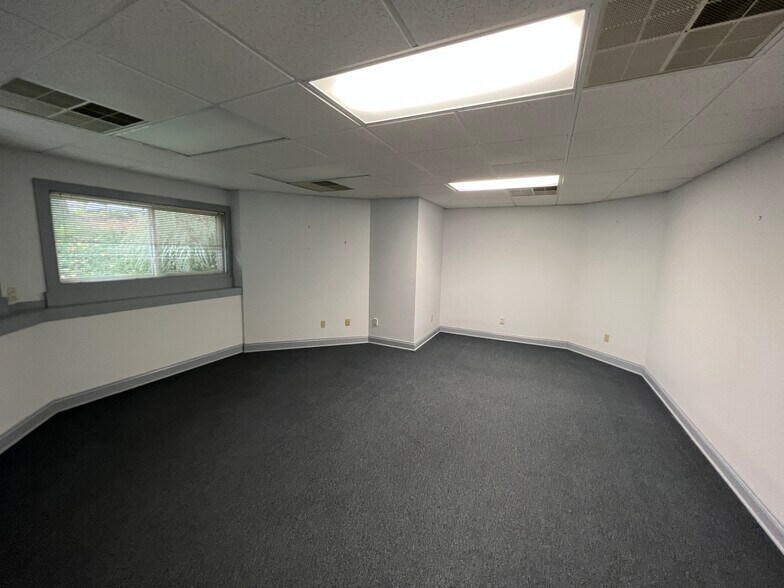 More Photos Of 4831 Darrow Rd, Stow Coworking Space