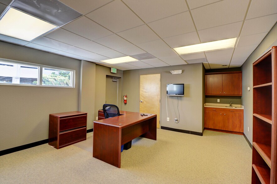 More Photos Of 1605 Hendry St, Fort Myers Office For Sale