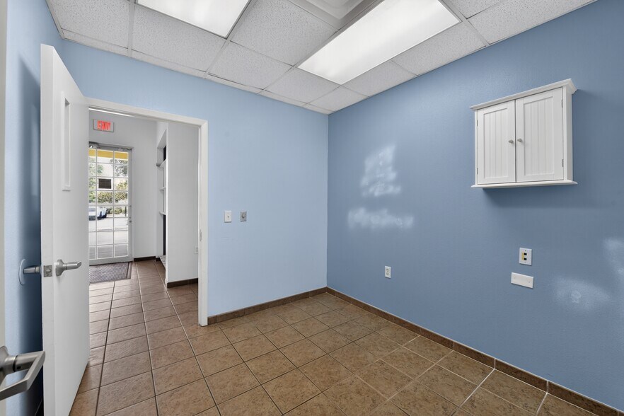 More Photos Of 2555 Pinellas Point Dr S, Saint Petersburg Veterinarian Kennel For Sale