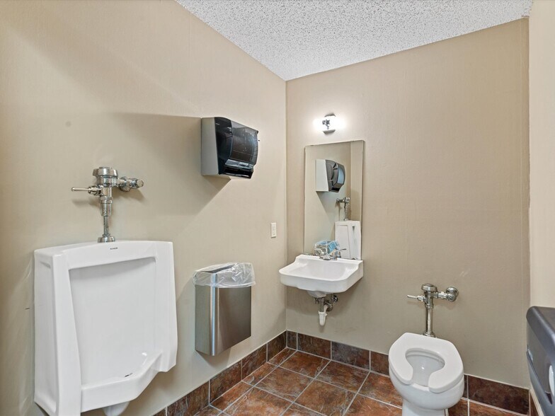 More Photos Of 104 S Main St, Cleburne Office For Sale