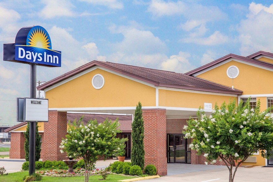Primary Photo Of 912 US Highway 65/82 South, Lake Village Hotel For Sale