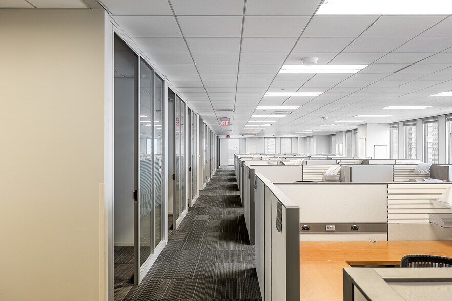 More Photos Of 400 W Market St, Louisville Office For Lease