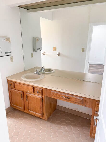 More Photos Of 1005 N Church Ave, Mulberry Medical For Lease