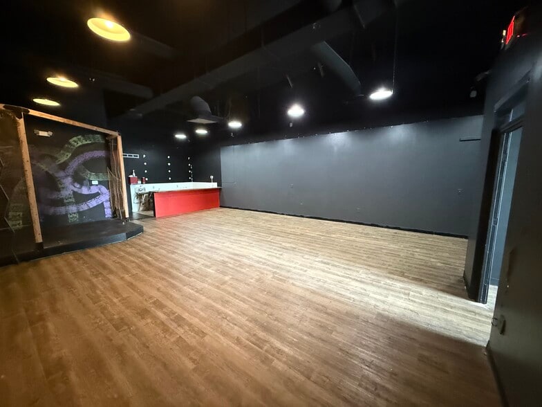 More Photos Of Armour, North Kansas City Unknown For Lease