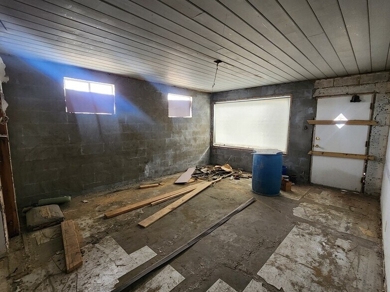 More Photos Of 205 S Cypress St, Pecos Office For Sale