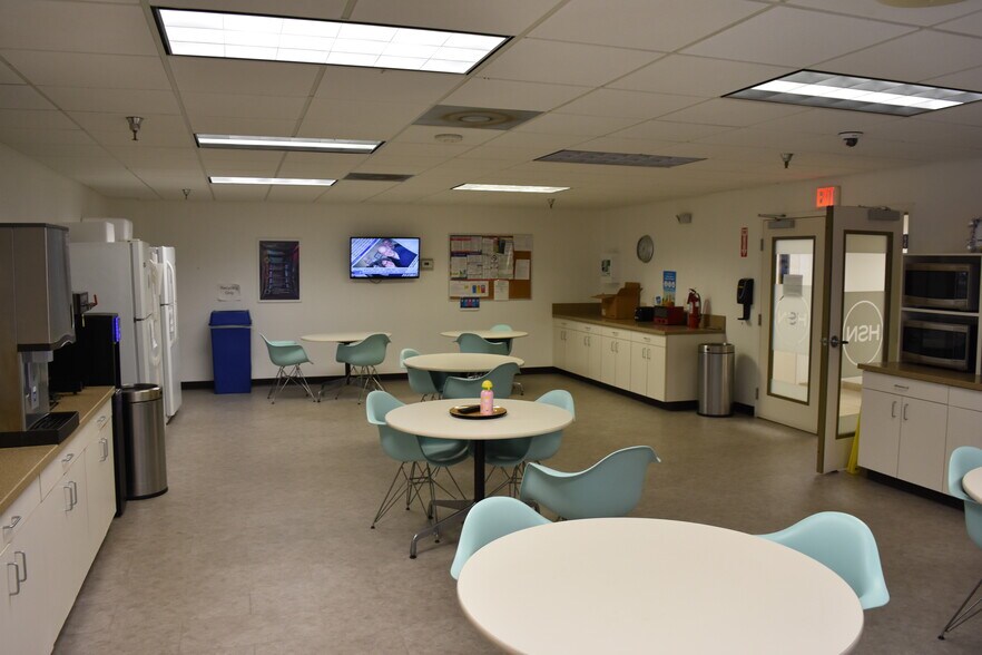 More Photos Of 2400 118th Ave N, Saint Petersburg Manufacturing For Sale