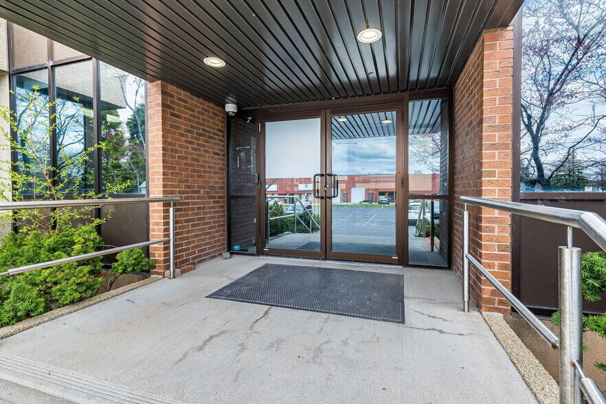 More Photos Of 220 Advance Blvd, Brampton Office For Sale