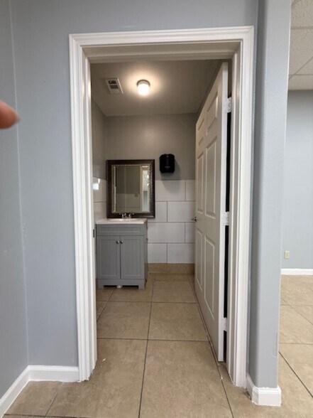 More Photos Of 401-415 Edgebrook Dr, Houston Unknown For Lease