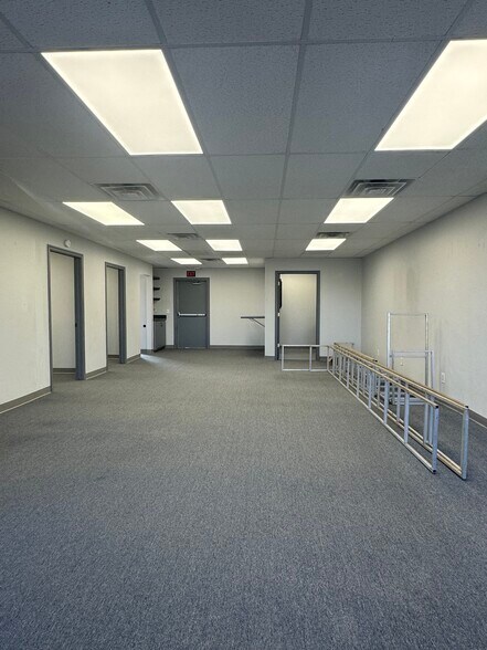 More Photos Of 551-553 N Mustang Rd, Mustang Office For Sale