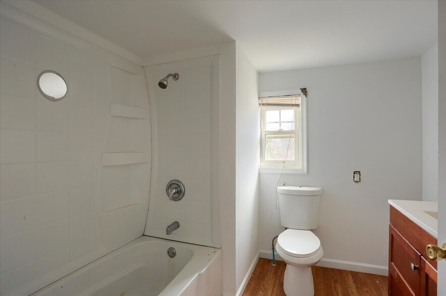 More Photos Of 145 Chamberlaine Ave, Pottsville Flex For Sale