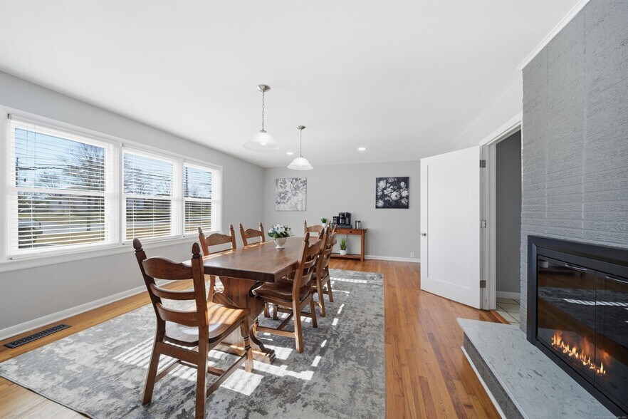 More Photos Of 1718 W Broadway St, Collinsville Office Residential For Sale