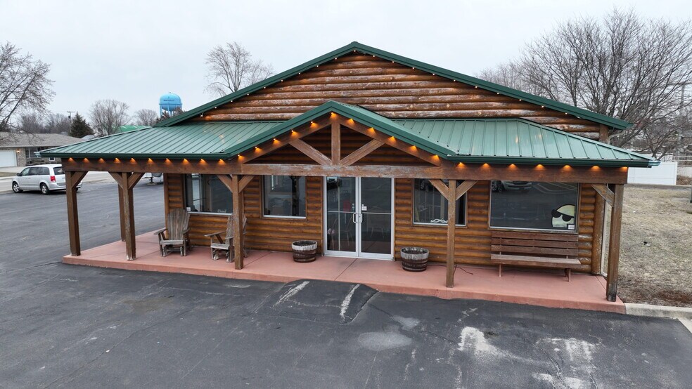 More Photos Of 115 N 6th St, Monticello General Retail For Lease