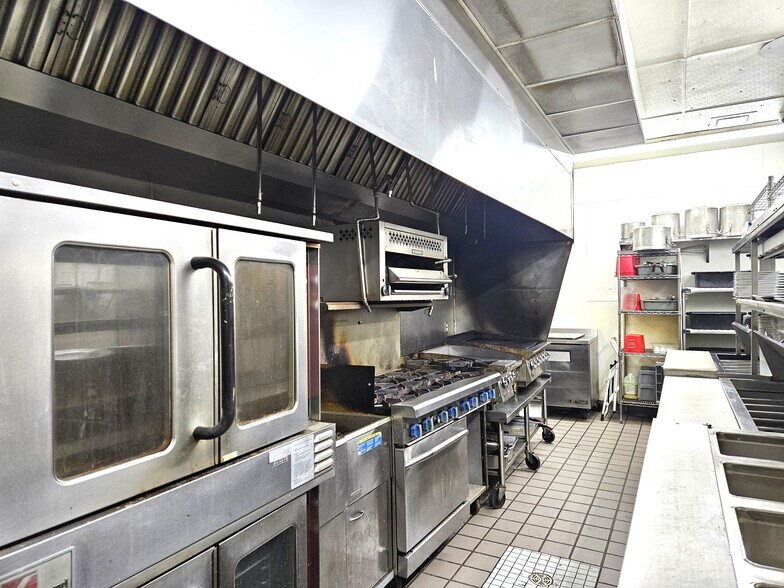 More Photos Of 5530 Gratiot Rd, Saginaw General Retail For Sale