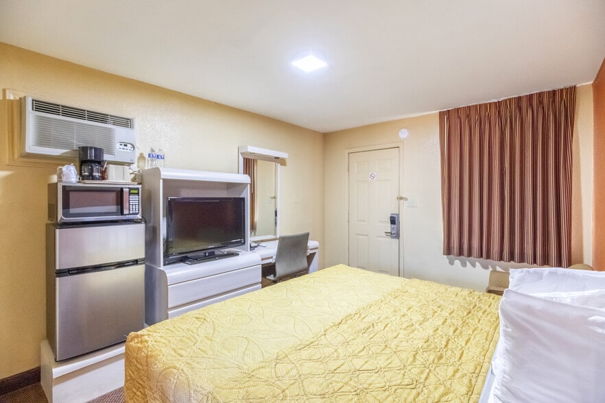 More Photos Of 1100 Main St, Knox City Hotel For Sale