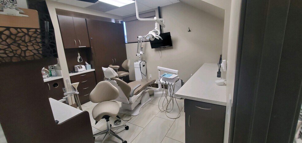 More Photos Of 7335 Topanga Canyon Blvd, Canoga Park Medical For Lease