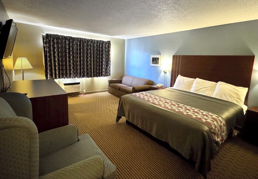 More Photos Of 1842 Madison Ave, Council Bluffs Hotel For Sale