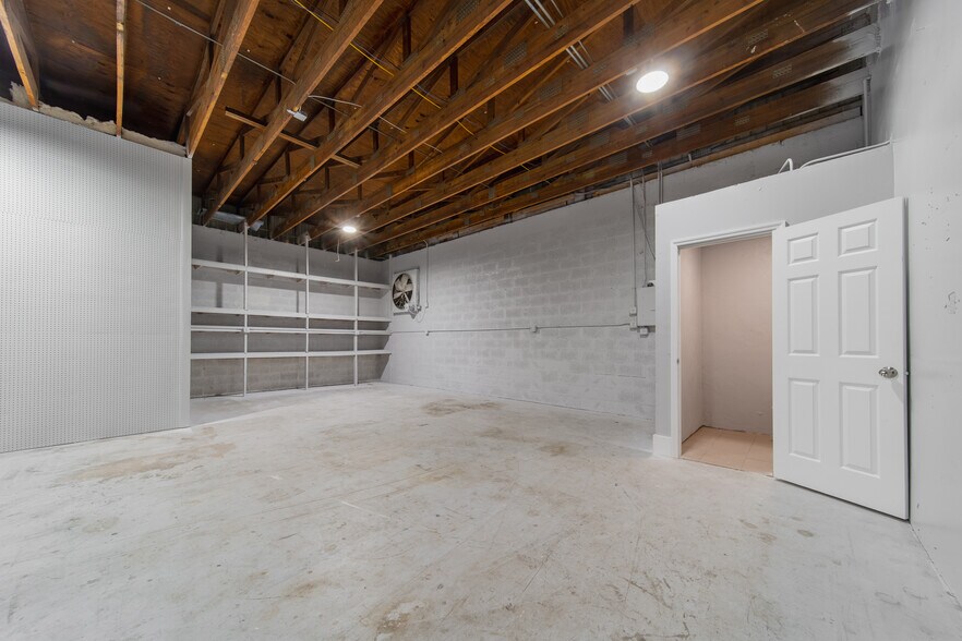 More Photos Of 3559 Veronica S Shoemaker Blvd, Fort Myers Warehouse For Lease