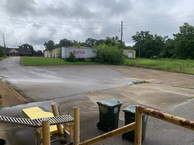 More Photos Of 207 Dunson St, Andalusia Light Distribution For Sale