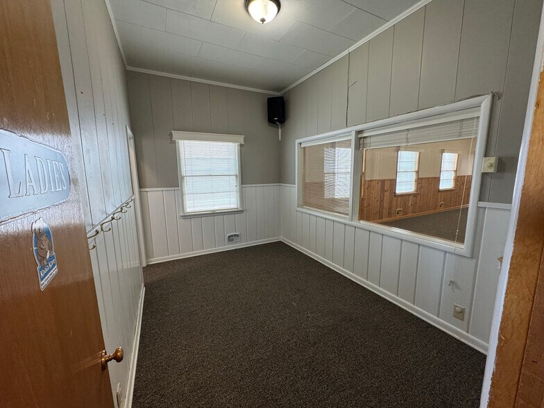 More Photos Of 402 S 7th St E, Riverton Flex For Sale