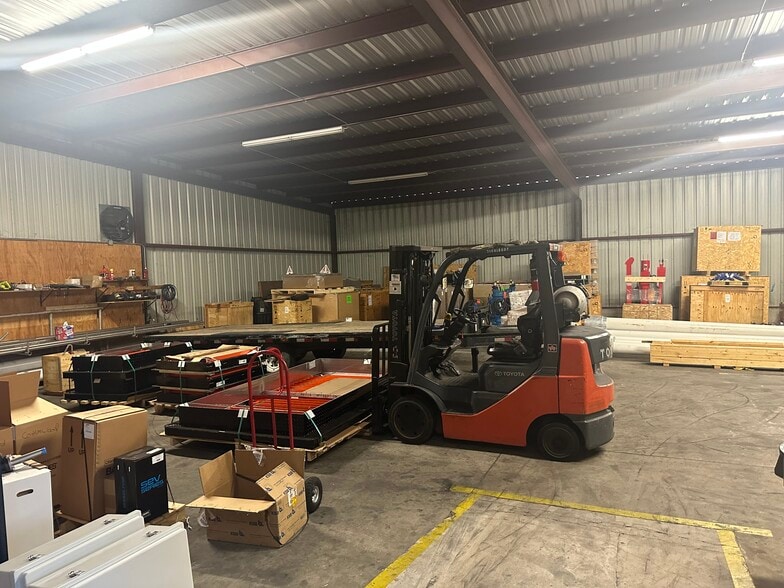 More Photos Of 806 Tradesmens Park Loop, Hutto Warehouse For Lease