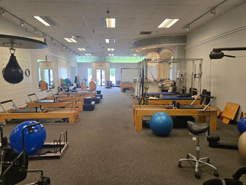 More Photos Of 5843 Transit Rd, Amherst Unknown For Lease