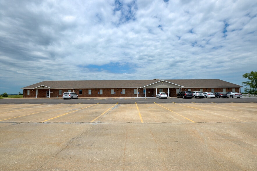 More Photos Of 207 E McElwain Dr, Cameron Office For Sale