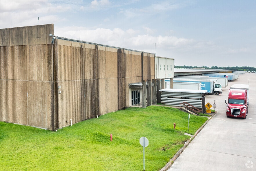 More Photos Of 5800 Mesa Dr, Houston Truck Terminal For Lease