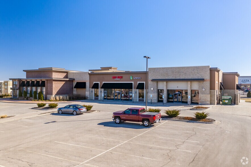 More Photos Of 6301 W 135th St, Overland Park General Retail For Lease
