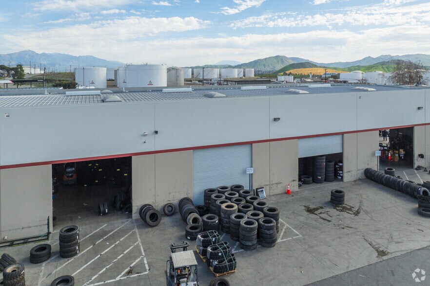 More Photos Of 205 W Slover Ave, Bloomington Warehouse For Lease