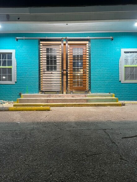More Photos Of 304 S Lockwood Dr, Houston Storefront Retail Office For Lease