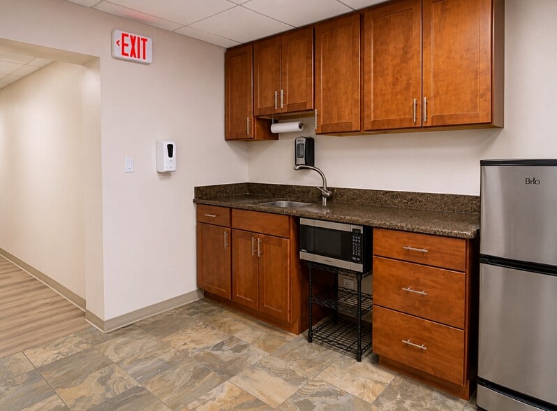 More Photos Of 10 Everberg Rd, Woburn Flex For Lease