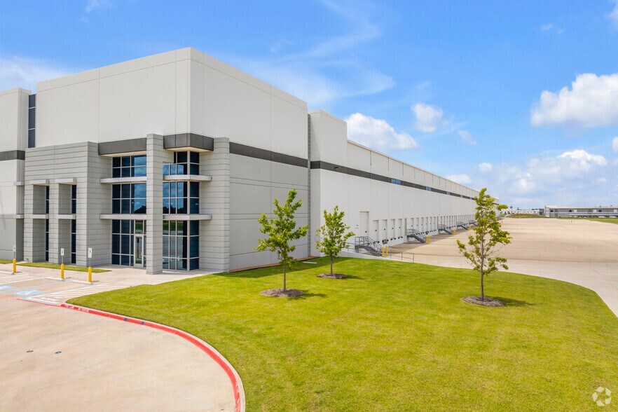 More Photos Of 601 Distribution Dr, Wilmer Distribution For Lease