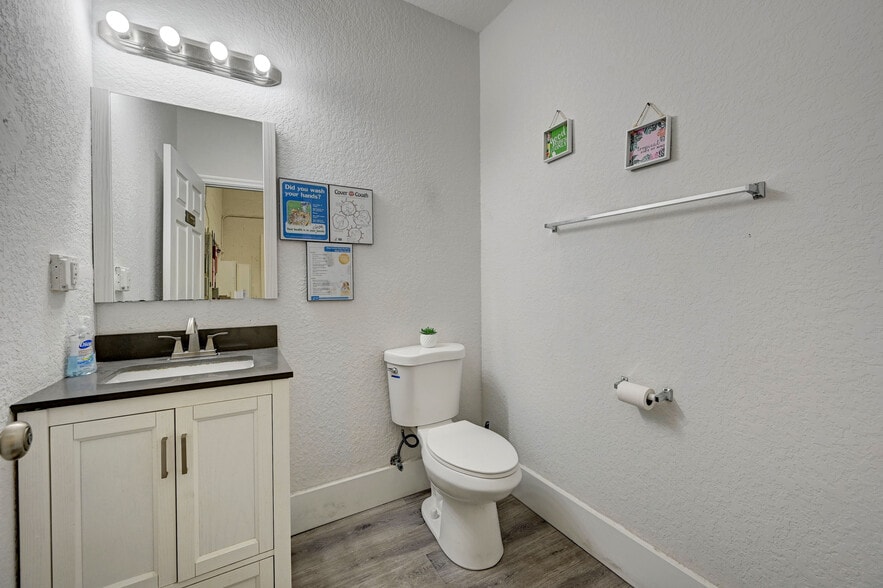 More Photos Of 350 W Pine St, Lantana Dormitory For Sale