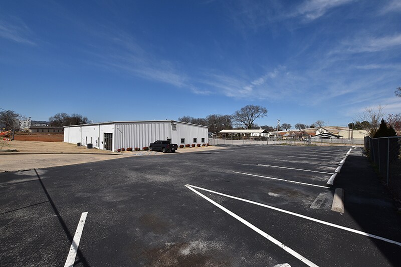 More Photos Of 1133 E Main St, Chattanooga Light Distribution For Lease
