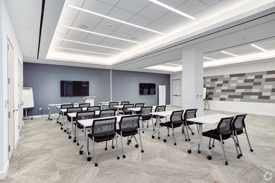 More Photos Of 381 Elden St, Herndon Office For Lease