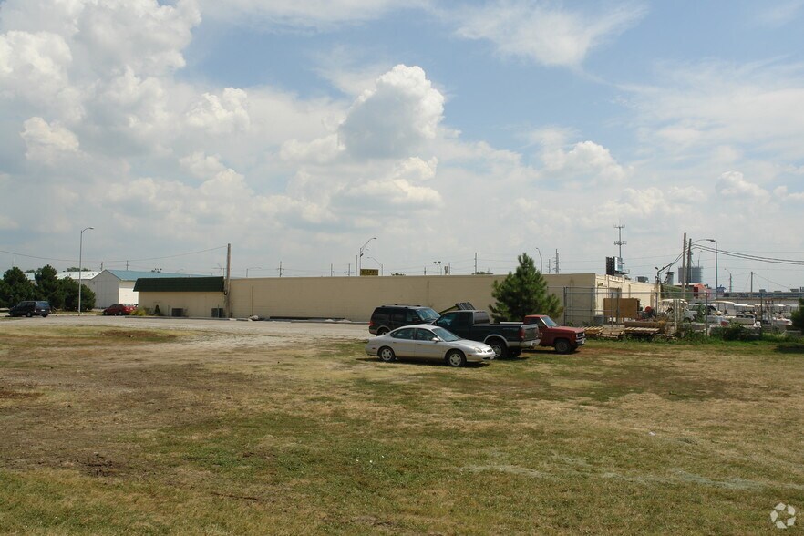 More Photos Of 4515 N 56th St, Lincoln Light Distribution For Lease