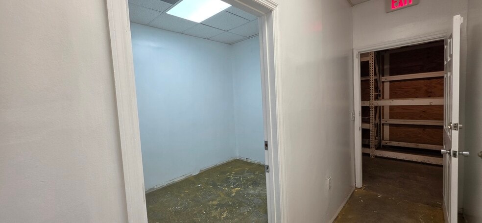 More Photos Of 7810 Kingspointe Pky, Orlando Warehouse For Lease