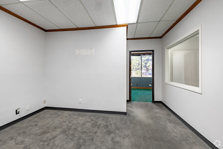 More Photos Of 15650 Devonshire St, Granada Hills Office For Lease