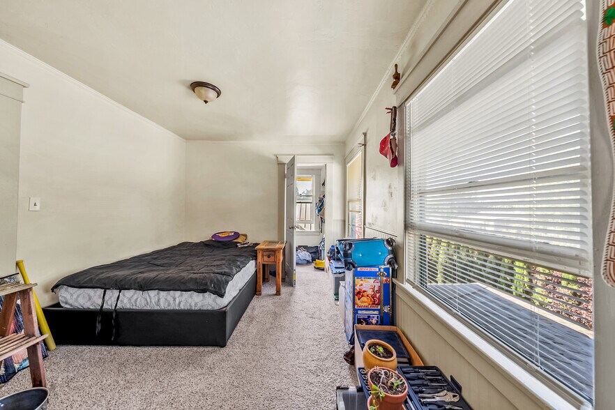 More Photos Of 807 NW 5th St, Grants Pass Apartments For Sale