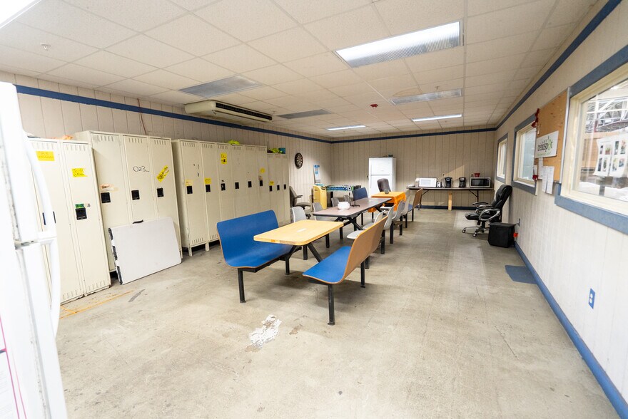 More Photos Of 70 Industrial Dr, Cartersville Warehouse For Sale